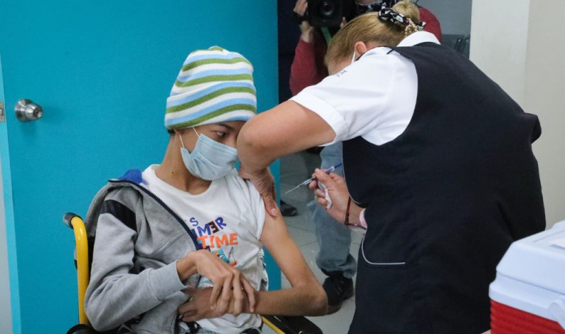 Vacunan en Naucalpan a más de mil 400 menores con comorbilidades