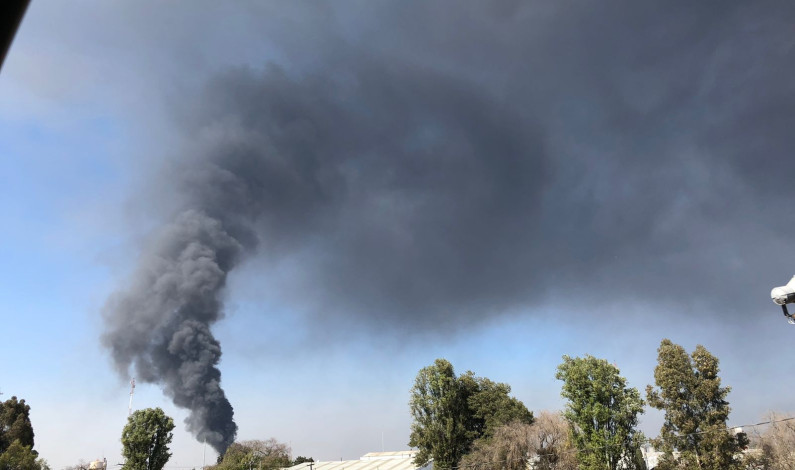 Aparatoso incendio en parque industrial Lerma