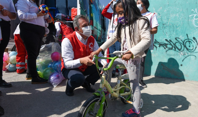 Entrega juguetes Cruz Roja de Toluca a niños de San Cristóbal Huichochitlán