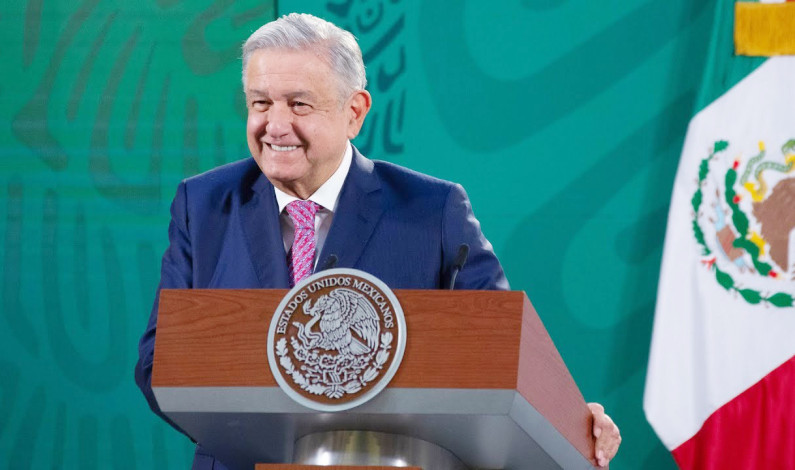 López Obrador expone ingresos económicos de periodista