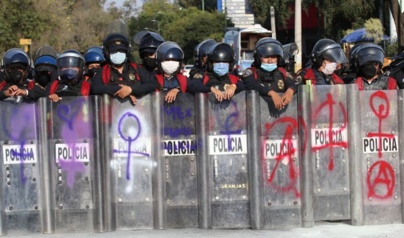Cientos de policías para reprimir a mujeres en su día