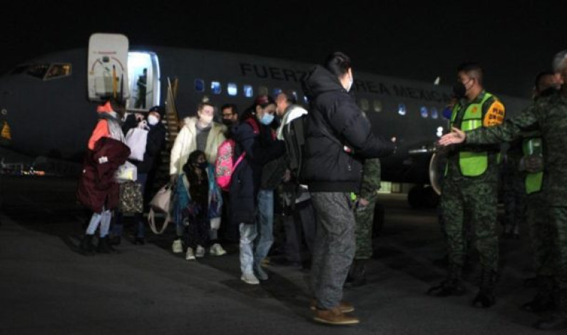 Llegan a México connacionales evacuados de Ucrania