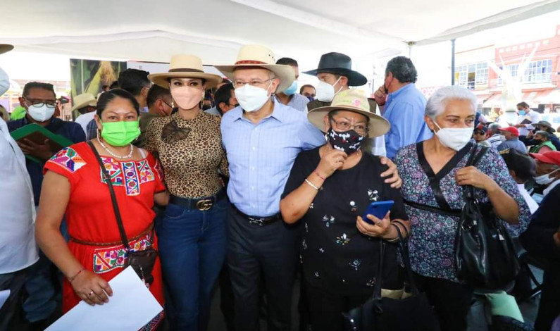 Entregan Seguros Agrícola Catastrófico y de Vida a productores de Toluca