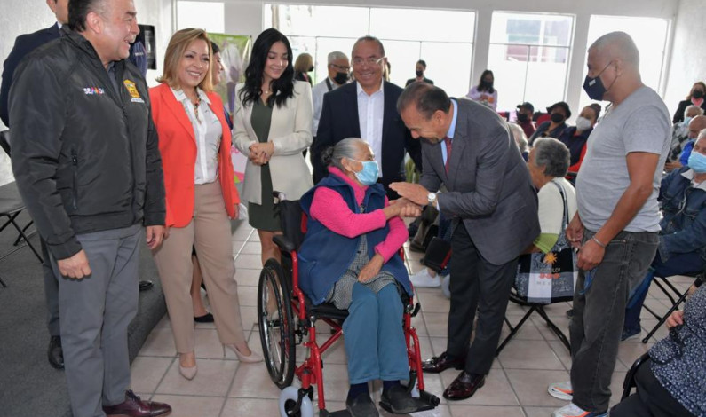 Entregan DIFEM y Gobierno de Atizapán, aparatos funcionales a adultos mayores