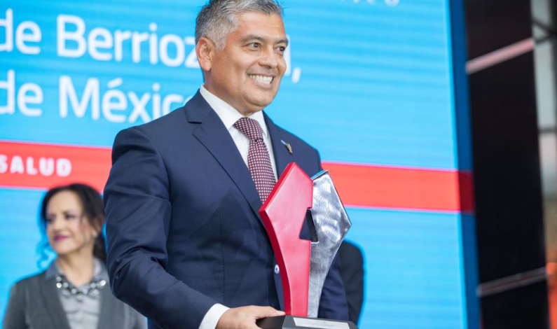 Recibe David Sánchez Isidoro premio por el programa “Seguro Popular Municipal”