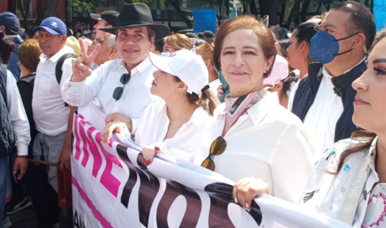 Participa Angélica Moya en marcha en defensa del INE