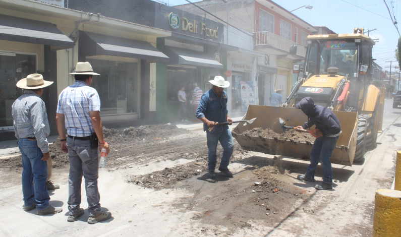 Reparan tubería colapsada en calle céntrica de Texcoco