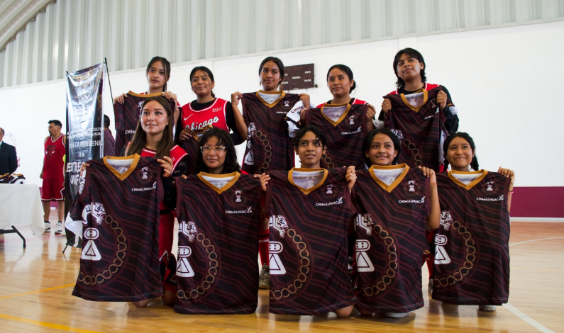 Reciben uniformes deportivos estudiantes de educación media superior para representar a Chimalhuacán