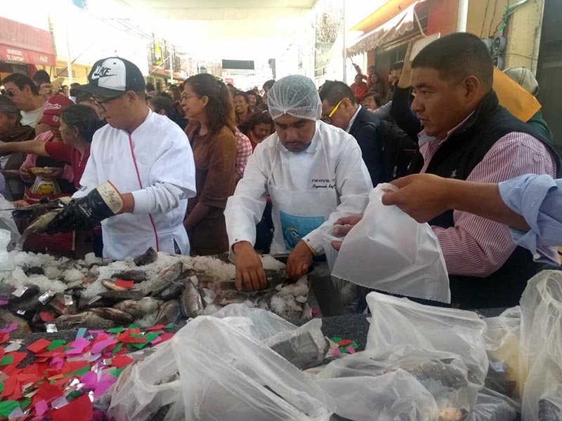 Regalan casi media tonelada de pescado en San Luis Mextepec | Diario Puntual